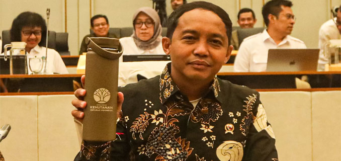 DPR Minta Raja Juli Mundur: “Menteri Kehutanan Nggak Paham!”