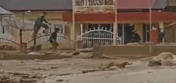 Detik-Detik Banjir Bandang Susulan Terjang Agam, Warga Panik!