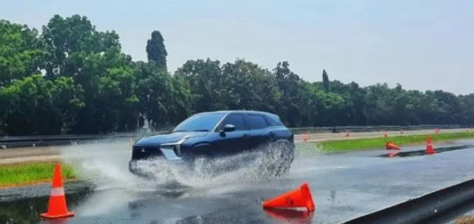 Jalan Licin Ini Mode Berkendara Aman di Mitsubishi Xforce