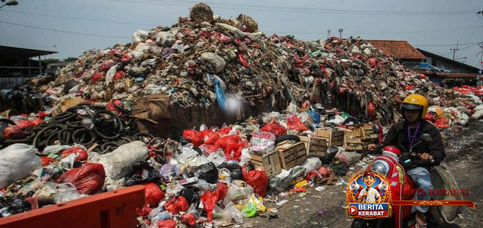 Darurat Sampah Depok: Gunungan Limbah Tutupi Jalan, Warga Protes Keras