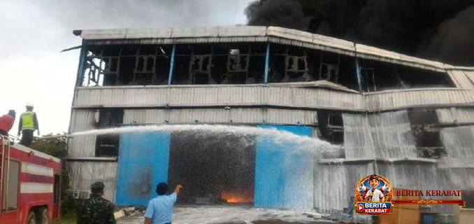 Detik-Detik Kebakaran Pabrik Minyak Goreng di Kawasan Maspion Gresik