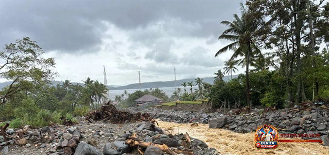 Potret Jalan Ambles di Tanah Datar Akses Lumpuh, Ekonomi Warga Terancam